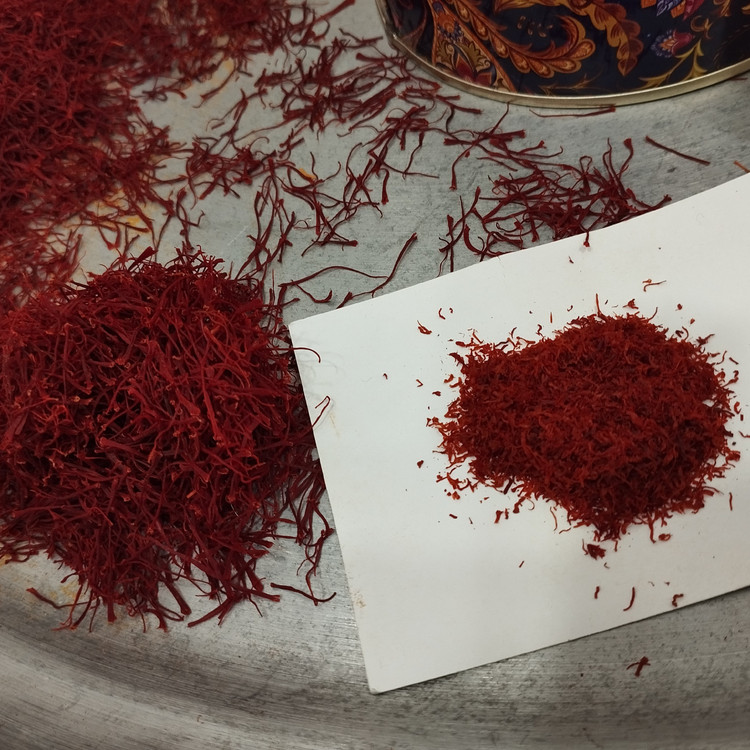 زعفران سرگل اقتصادی 4 گرمی امسالی با یک چهارم نرمه بوری (توضیح در قسمت توضیحات محصول) برداشت پاییز 1403