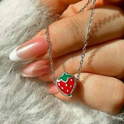 گردنبند توت فرنگی با زنجیر ماری و دیپلمات