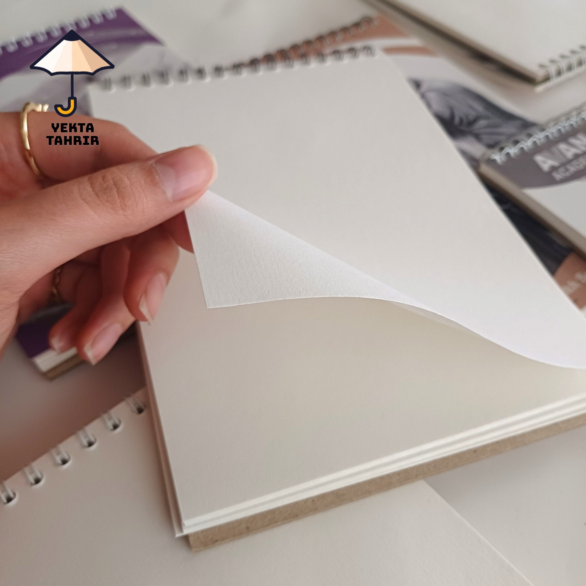 دفتر طراحی برند آوان و پارسه با کاغذ کرافت جلد گلاسه سایز A5 در طرح های مختلف
