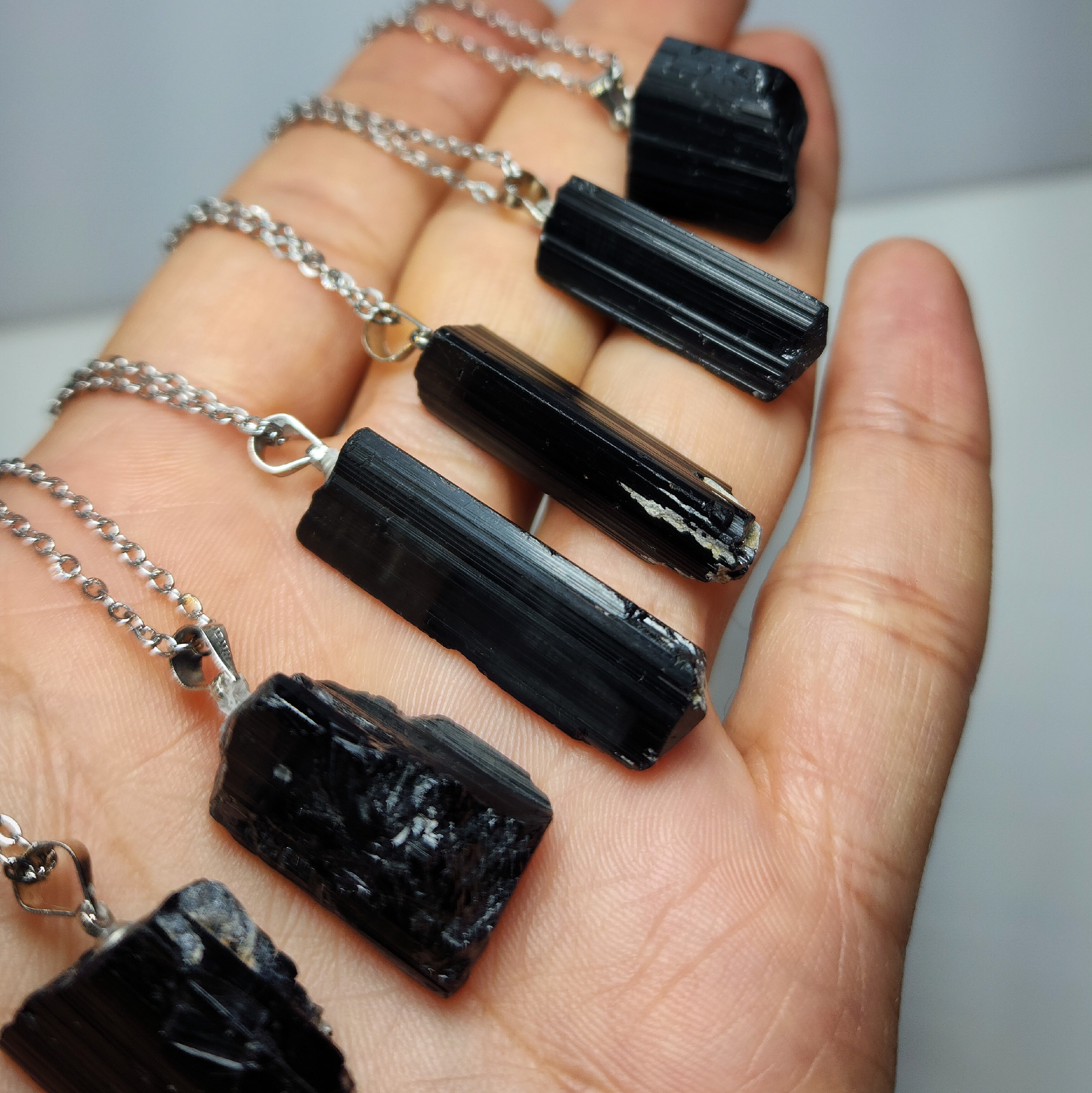 گردن آویز تورمالین سیاه طبیعی سایز درشت ( همراه با زنجیر استیل رایگان )