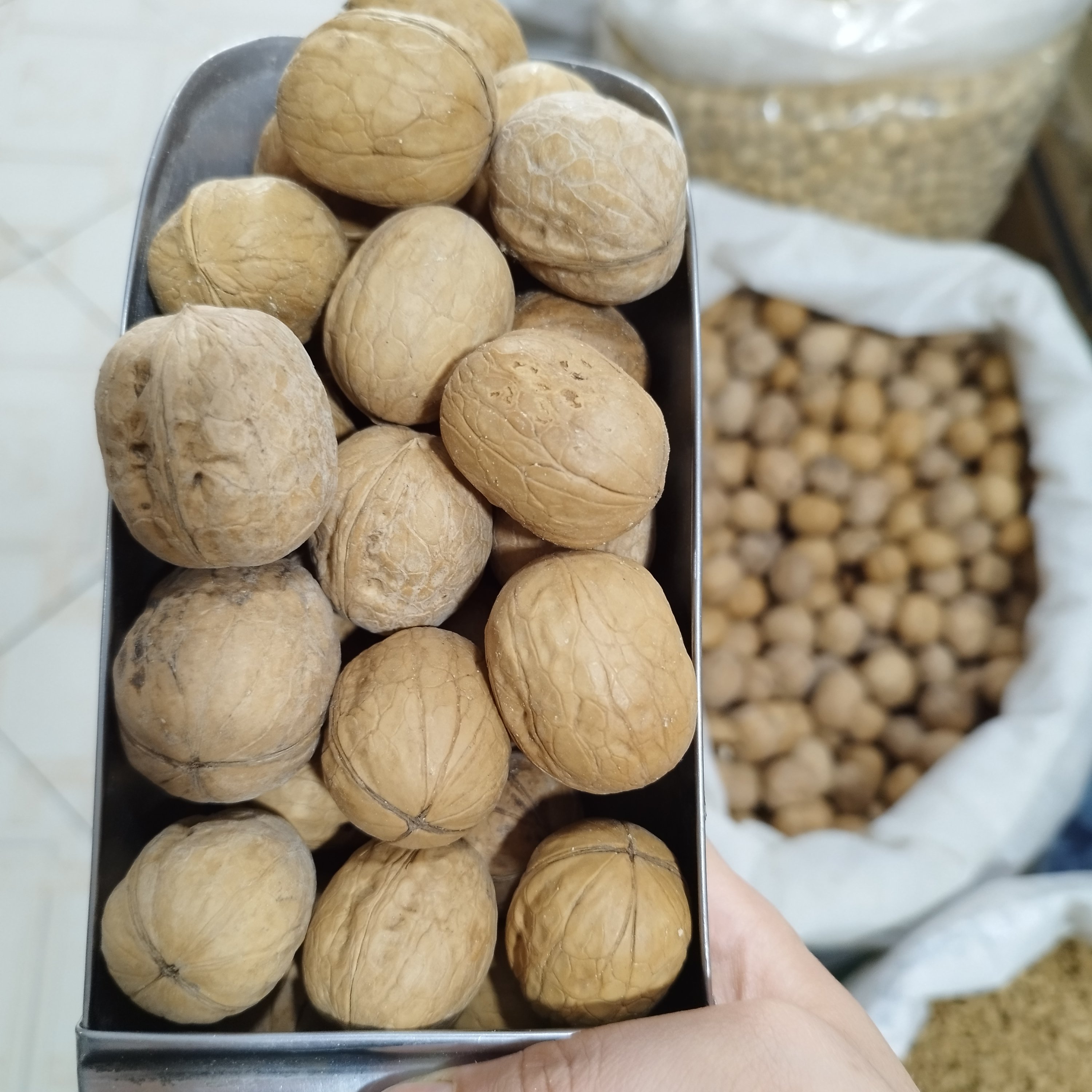 گردو پوست کاغذی لوکس (نیم کیلو) خارجی پوست کاغذی . باپوست شسته تمیز