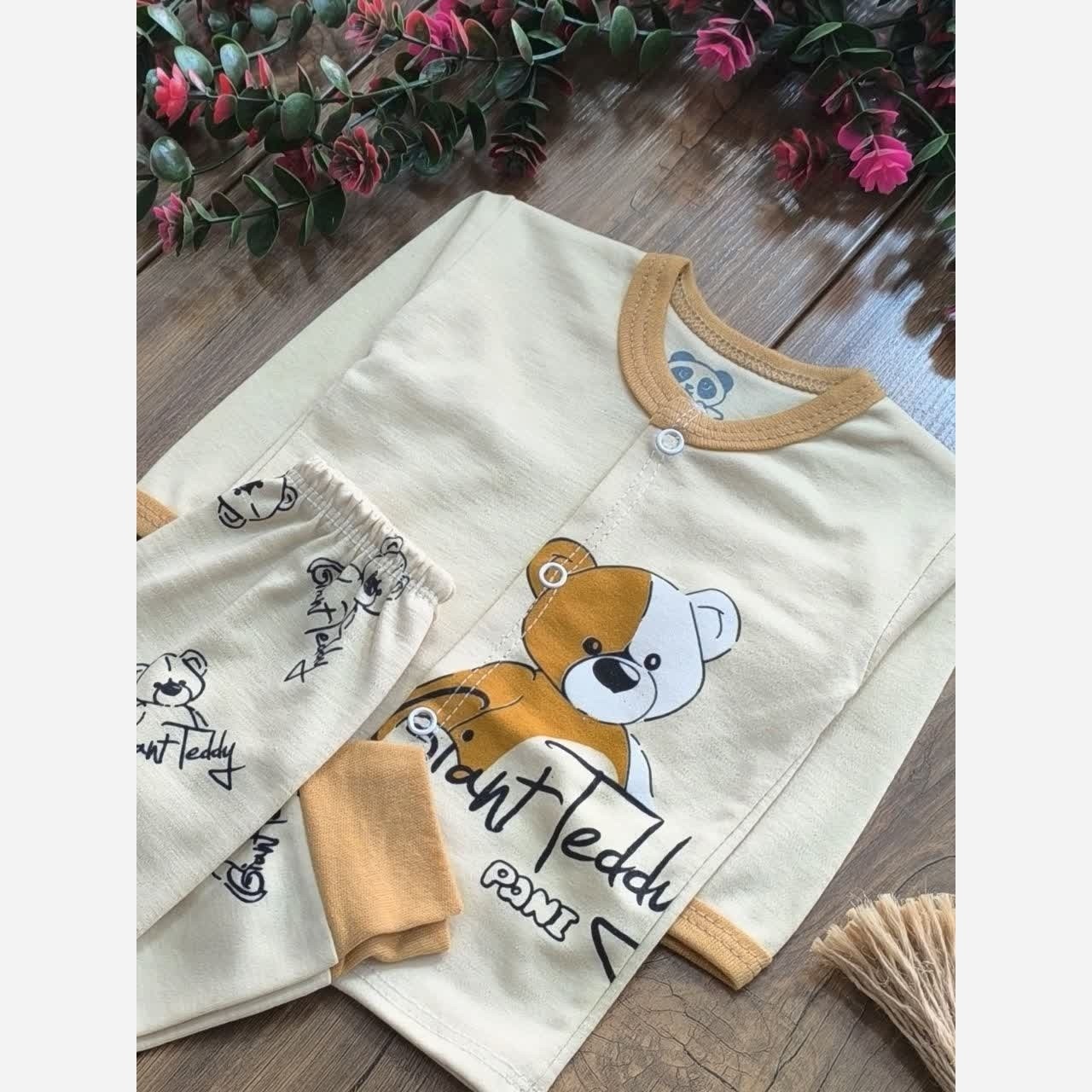 لباس نوزادی و سیسمونی بلوز جلودکمه و شلوار سایز0تا3 طرح خرس کرم