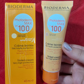 کرم ضدآفتاب بیودرما رنگی spf 100 مدل فوتودرم مکس محافظت بالا مرطوب کننده و آبرسان مقاوم در برابر آب و عرق کردن