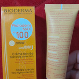 کرم ضدآفتاب بیودرما رنگی spf 100 مدل فوتودرم مکس محافظت بالا مرطوب کننده و آبرسان مقاوم در برابر آب و عرق کردن