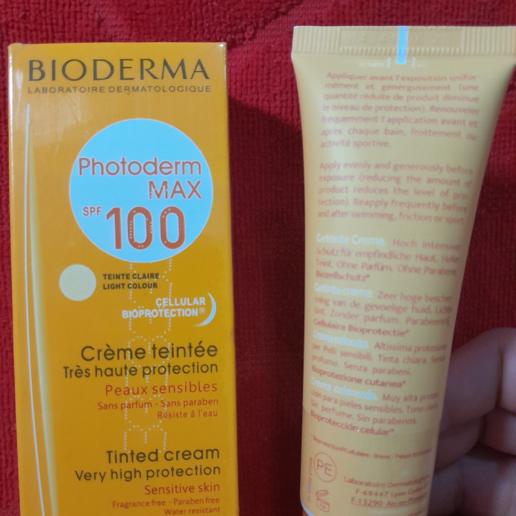 کرم ضدآفتاب بیودرما رنگی spf 100 مدل فوتودرم مکس محافظت بالا مرطوب کننده و آبرسان مقاوم در برابر آب و عرق کردن