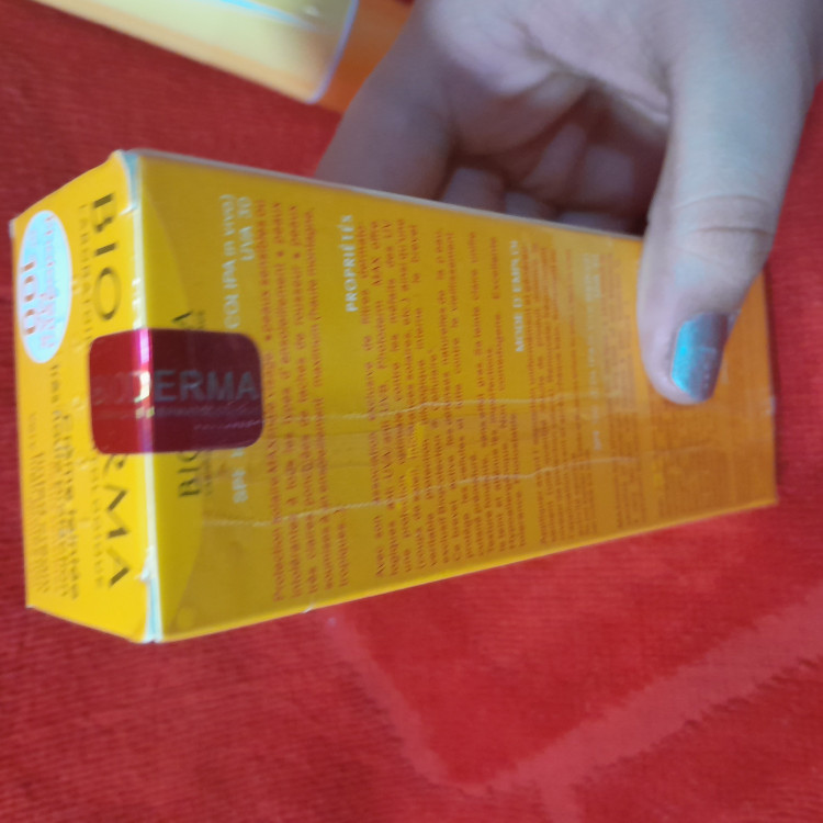 کرم ضدآفتاب بیودرما رنگی spf 100 مدل فوتودرم مکس محافظت بالا مرطوب کننده و آبرسان مقاوم در برابر آب و عرق کردن
