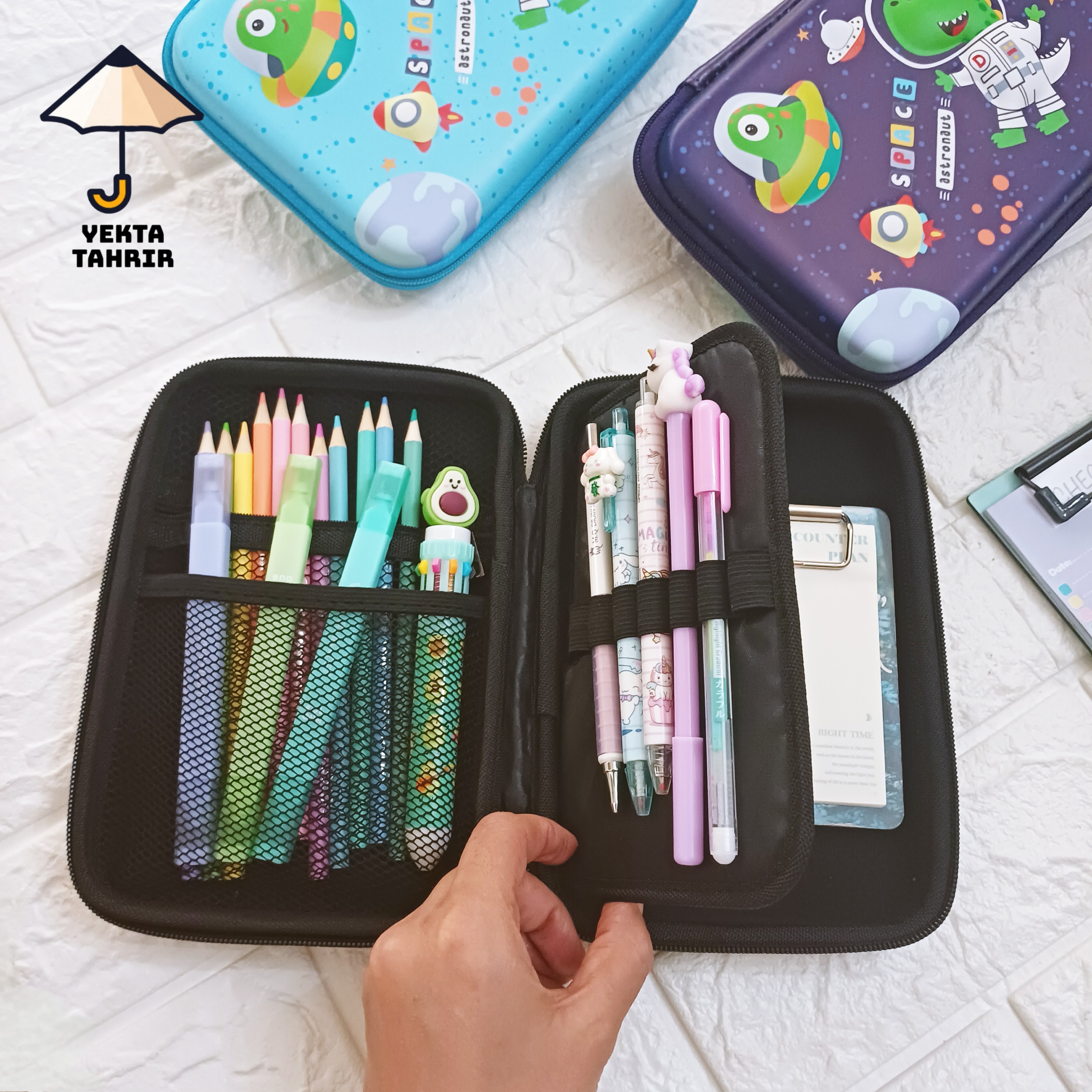 جامدادی کتابی تبلتی طرح برجسته وارداتی جادار باکیفیت طرح دایناسور فضایی و موزیک